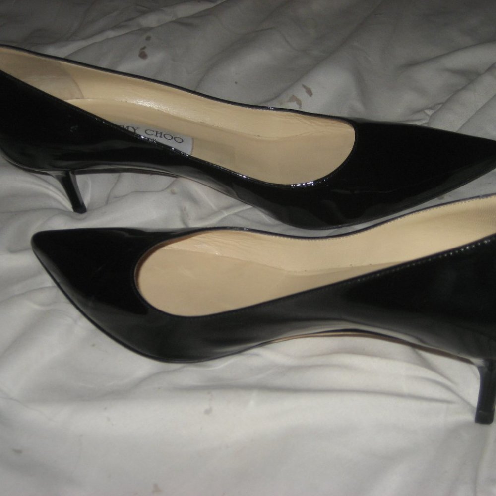 JIMMY CHOO PUMPS NAVY BLUE PATENT KITTEN HEELS 39.5
